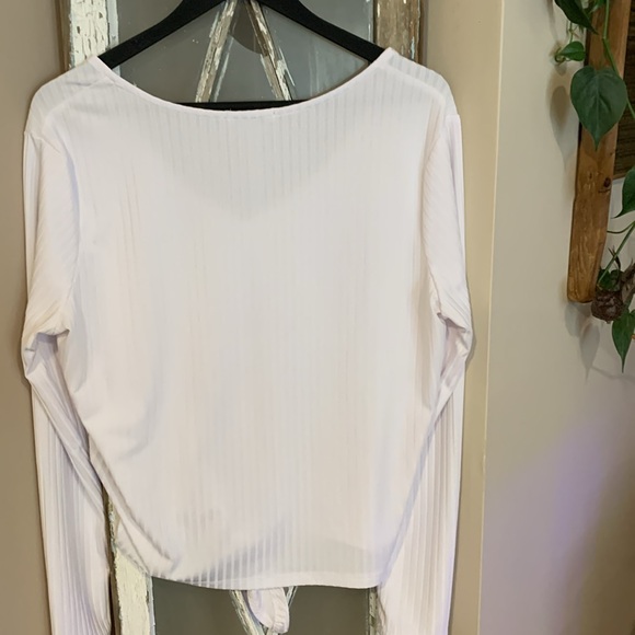 Dex V-Neck Tie Front Top; Size Large - Picture 5 of 8